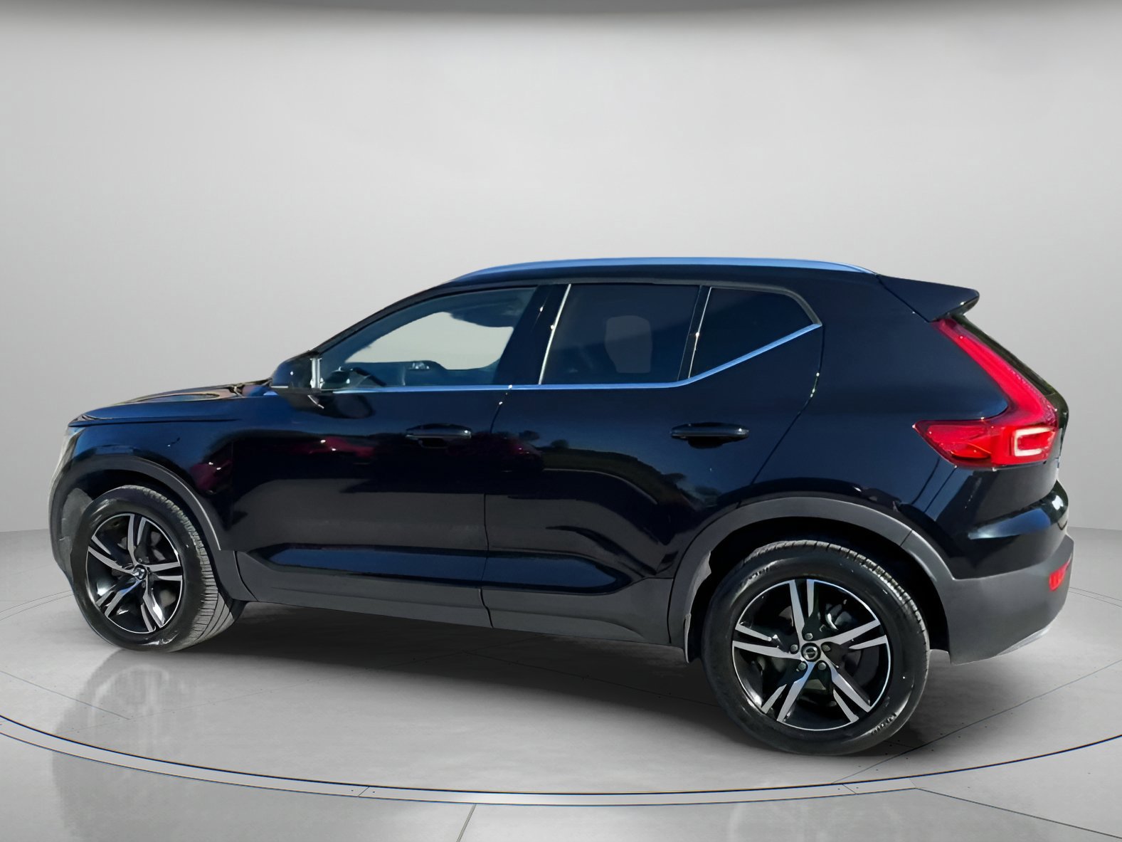 Used 2025 Volvo XC40 B5 Core image 10