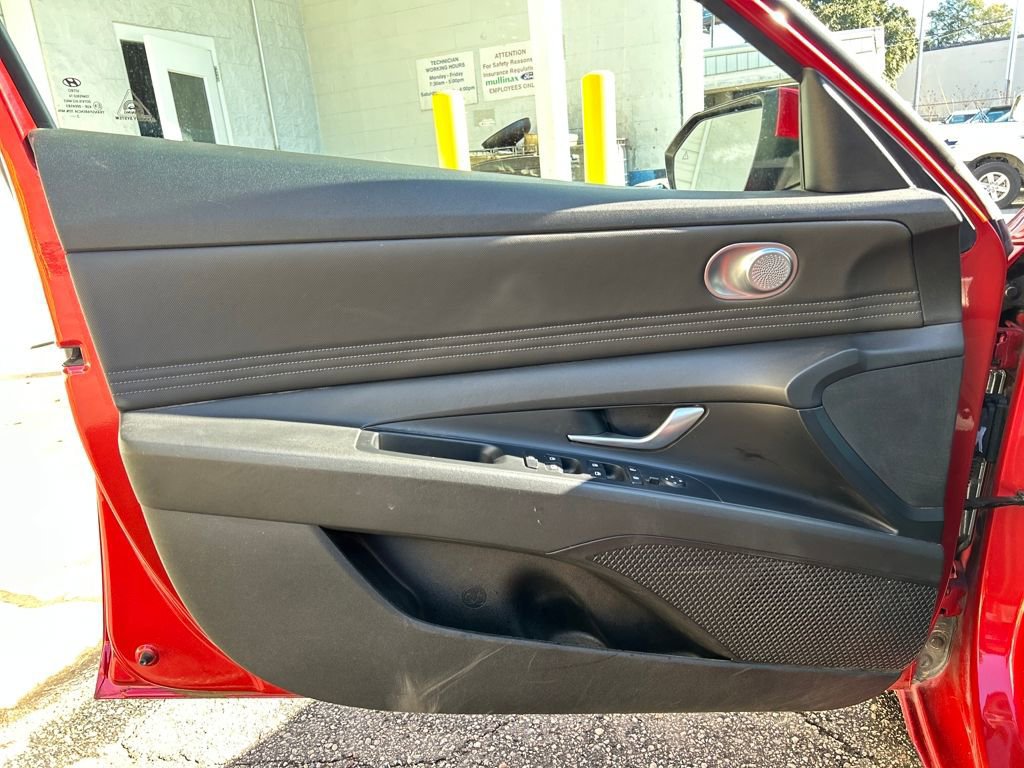 Used 2023 Hyundai Elantra SEL w/ Convenience Package image 9