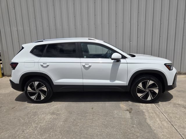 Used 2025 Volkswagen Taos SE AWD/4WD image 6