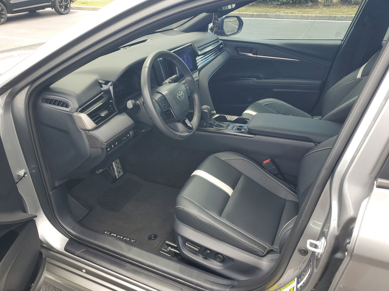 Used 2025 Toyota Camry SE FWD image 16
