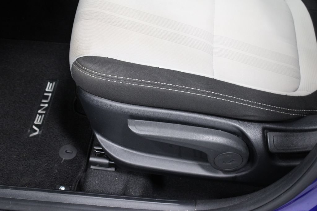 Used 2024 Hyundai Venue SEL FWD image 17