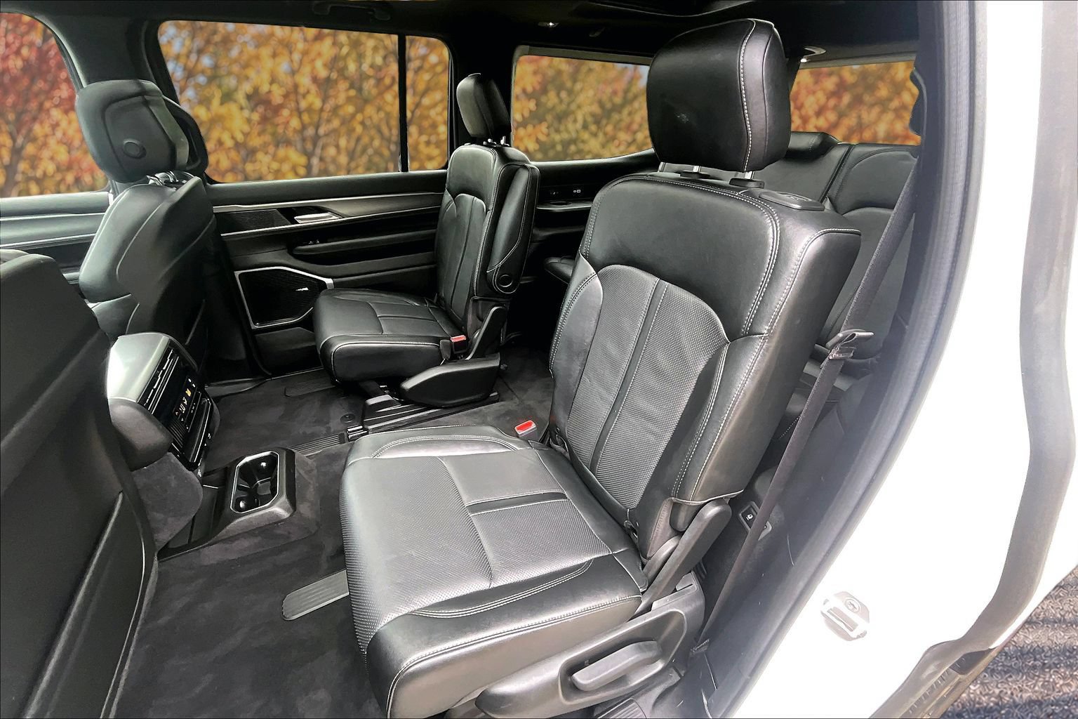 Used 2023 Jeep Wagoneer Series II AWD/4WD image 29