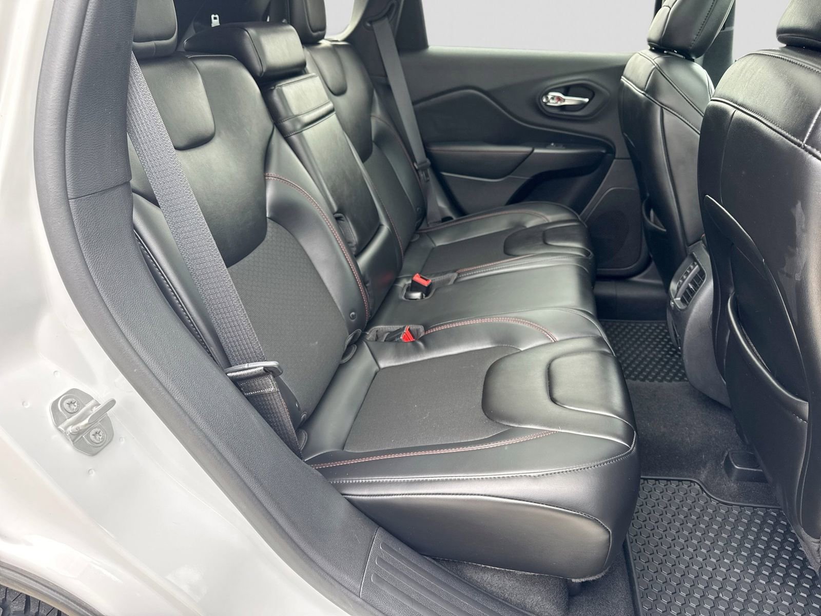 Used 2019 Jeep Cherokee Trailhawk w/ Comfort/Convenience Group AWD/4WD image 25