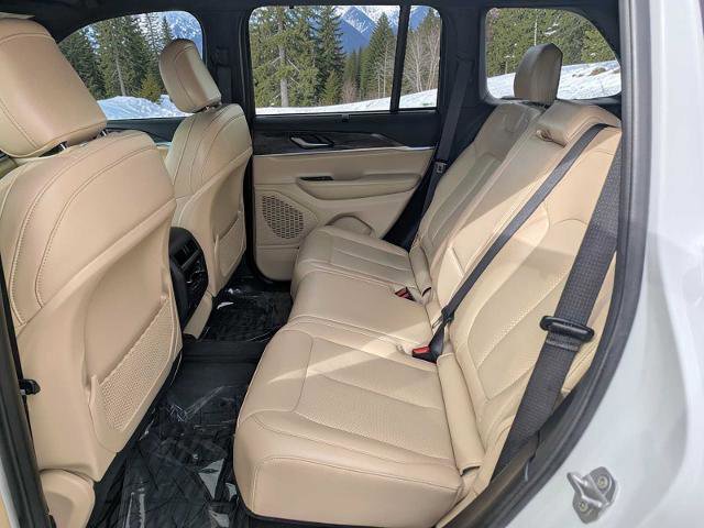 Used 2025 Jeep Grand Cherokee Limited w/ Luxury Tech Group II image 18