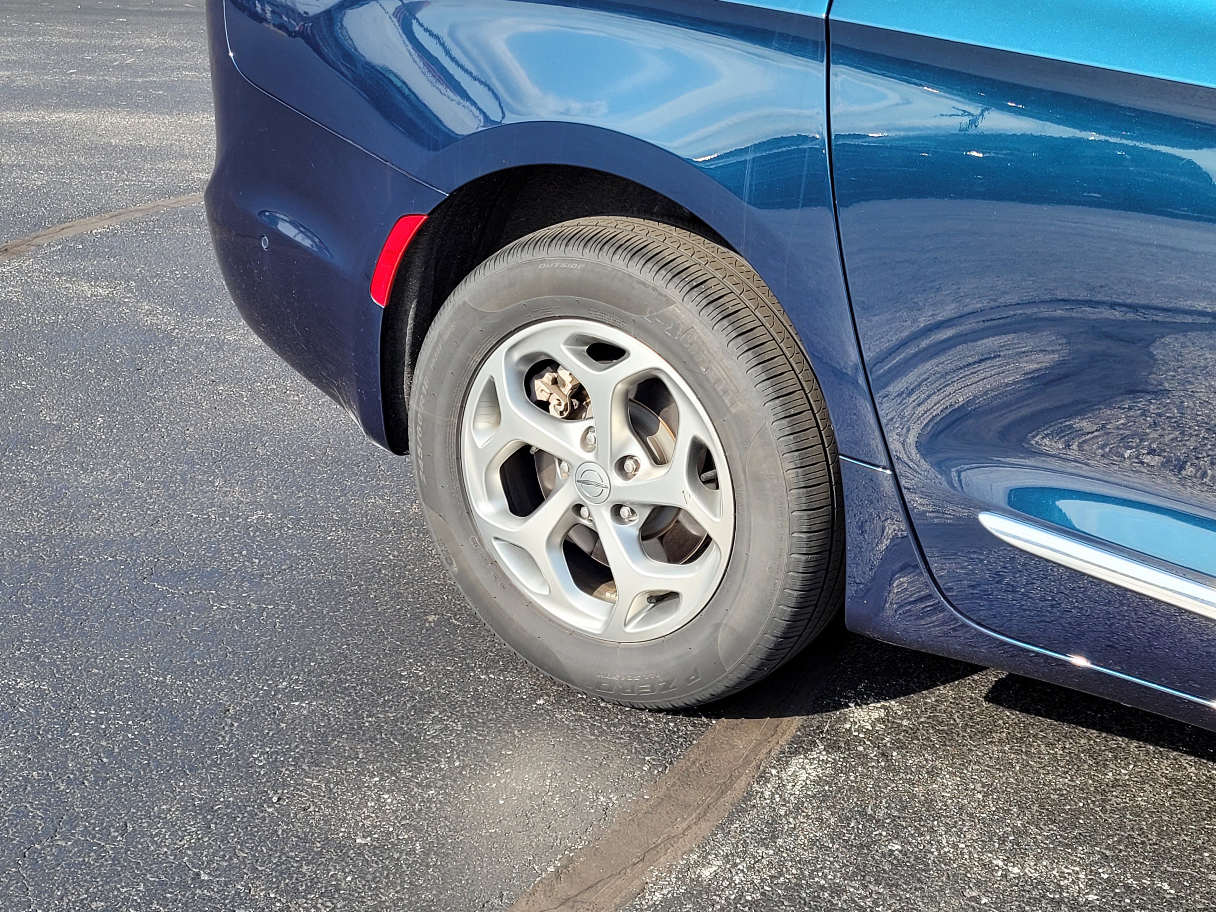 Used 2023 Chrysler Pacifica Limited image 10