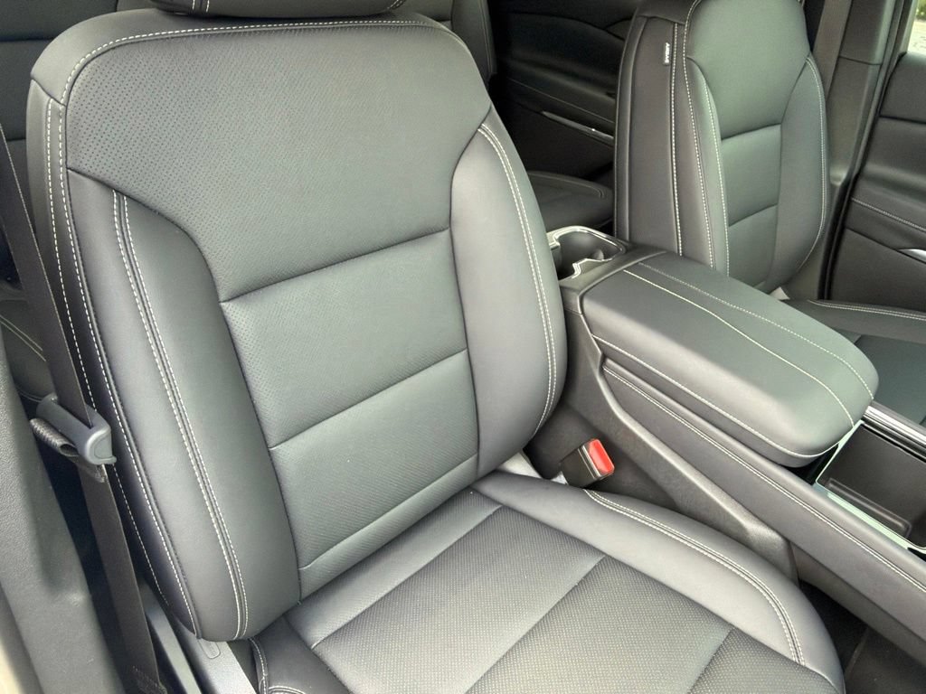 Used 2025 Chevrolet Traverse LT w/ Driver Confidence Package FWD image 34
