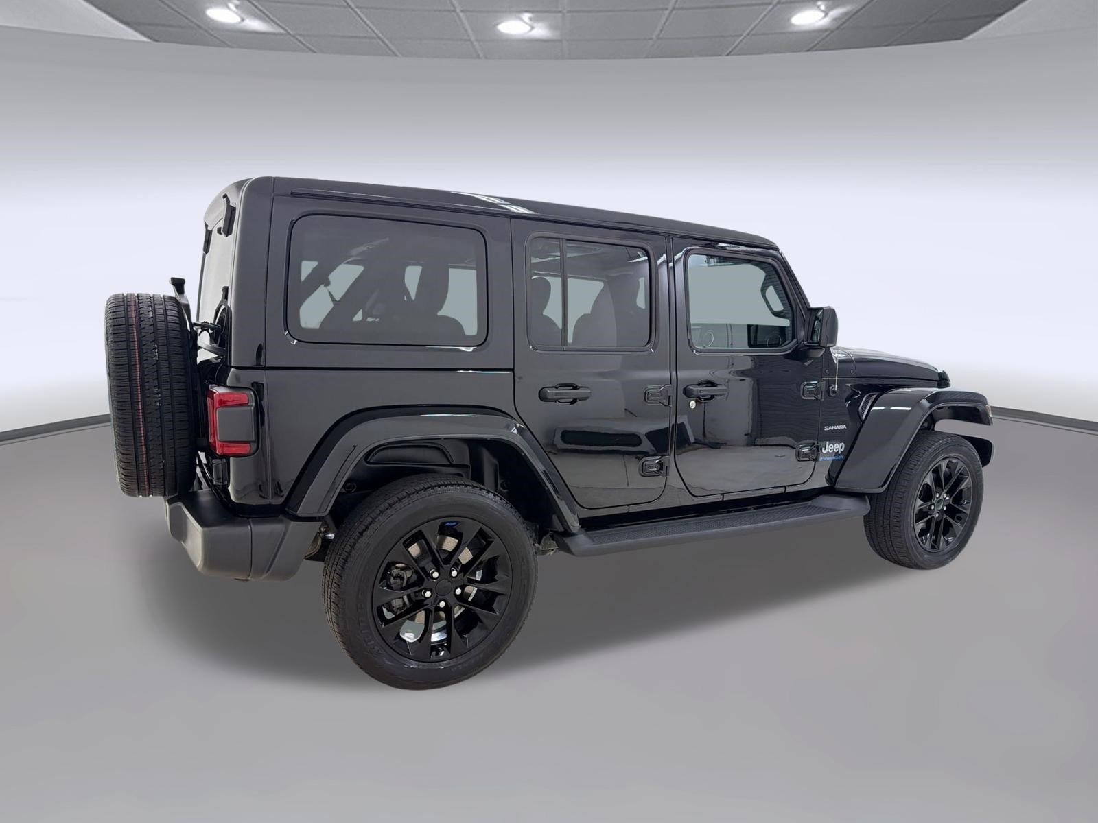 Used 2023 Jeep Wrangler Unlimited Sahara w/ Cold Weather Group AWD/4WD image 9