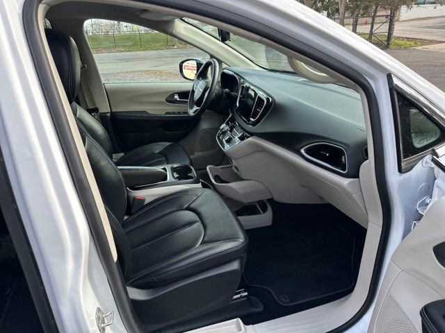 Used 2024 Chrysler Pacifica Touring-L image 14