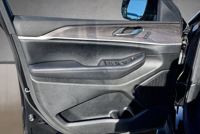 Used 2023 Jeep Grand Cherokee Limited w/ Black Appearance Package image 17