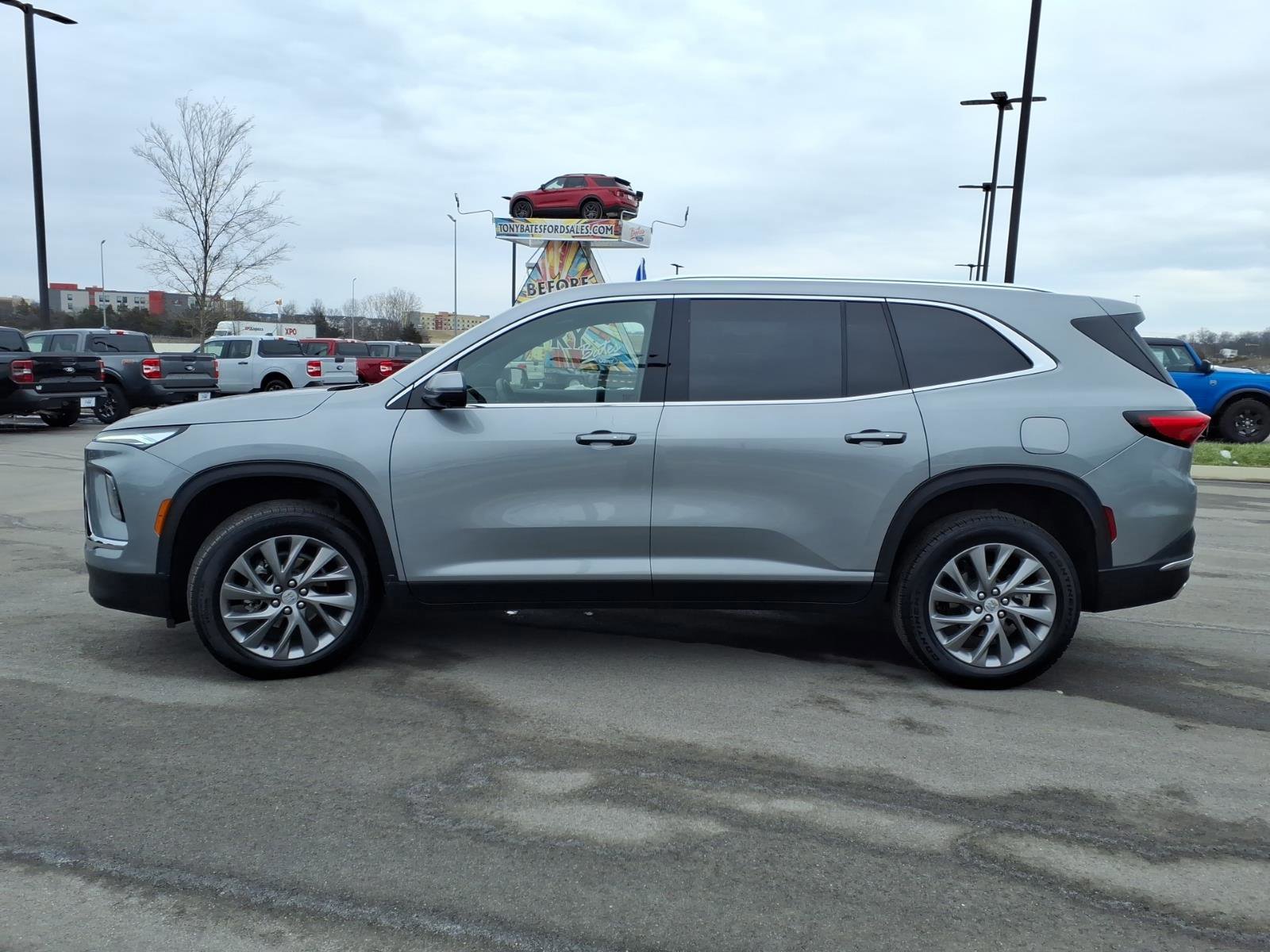 Used 2025 Buick Enclave Preferred image 2