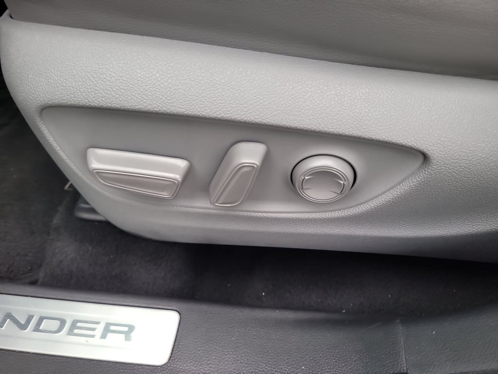 Used 2020 Toyota Highlander Limited FWD image 21