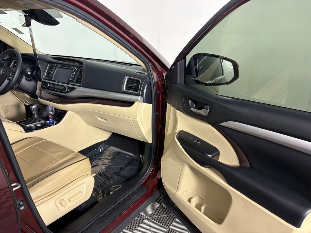 Used 2018 Toyota Highlander XLE AWD/4WD image 39