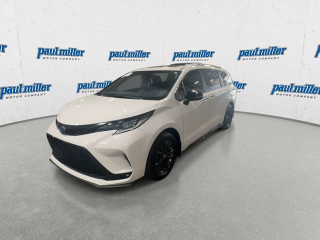 Used 2025 Toyota Sienna XSE w/ XSE Premium Package AWD/4WD image 4