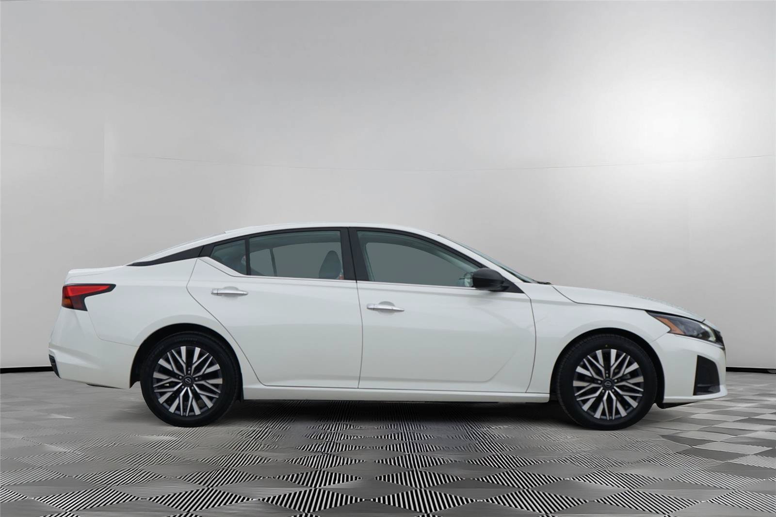 Used 2024 Nissan Altima 2.5 SV FWD image 4