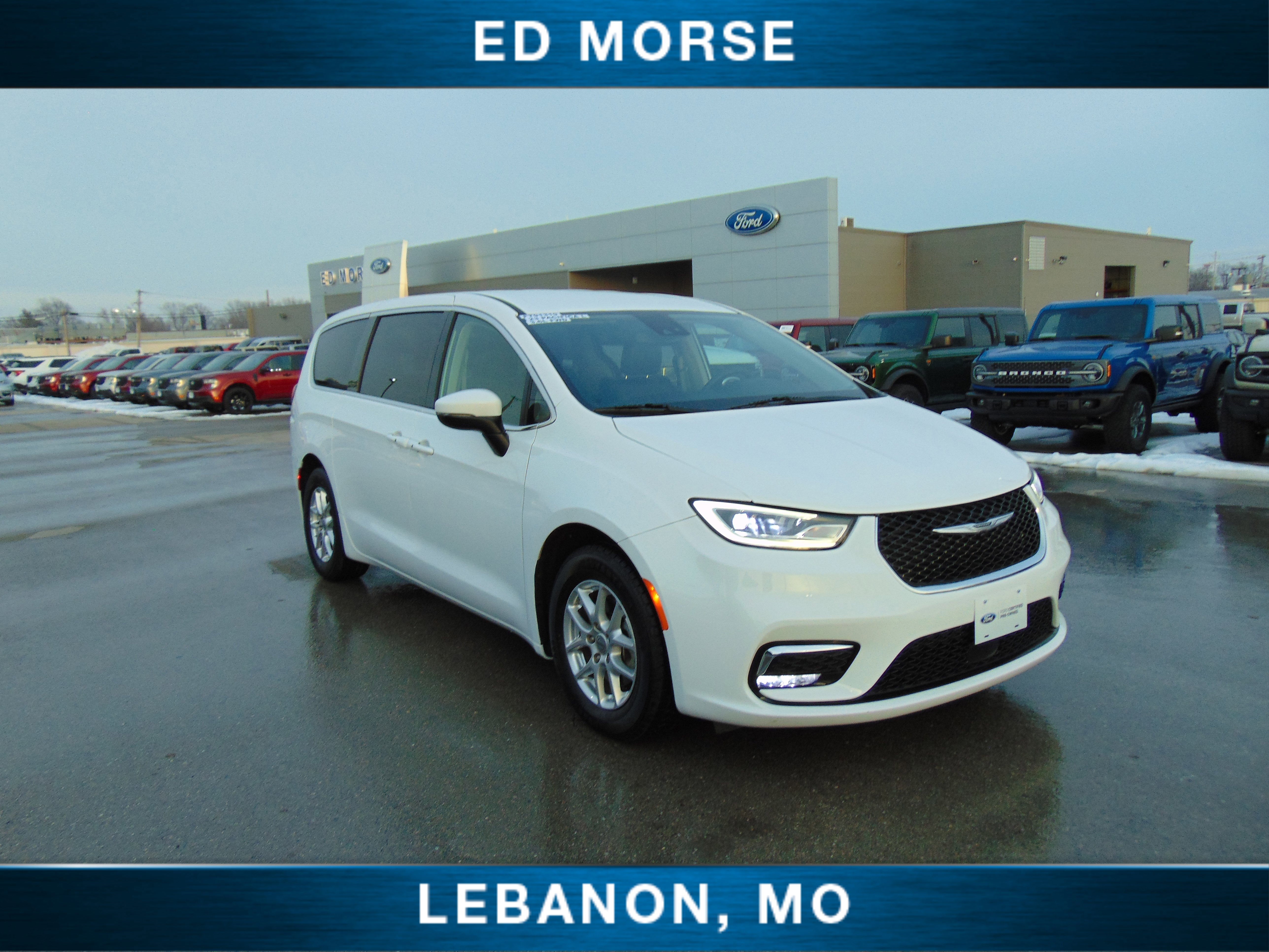 Used 2023 Chrysler Pacifica Touring-L image 6