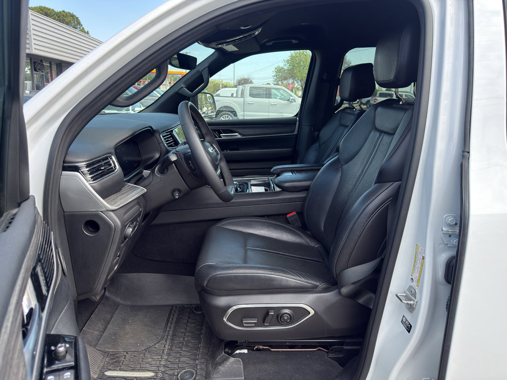 Used 2024 Jeep Wagoneer L Series II w/ Flexible Seating Group image 12