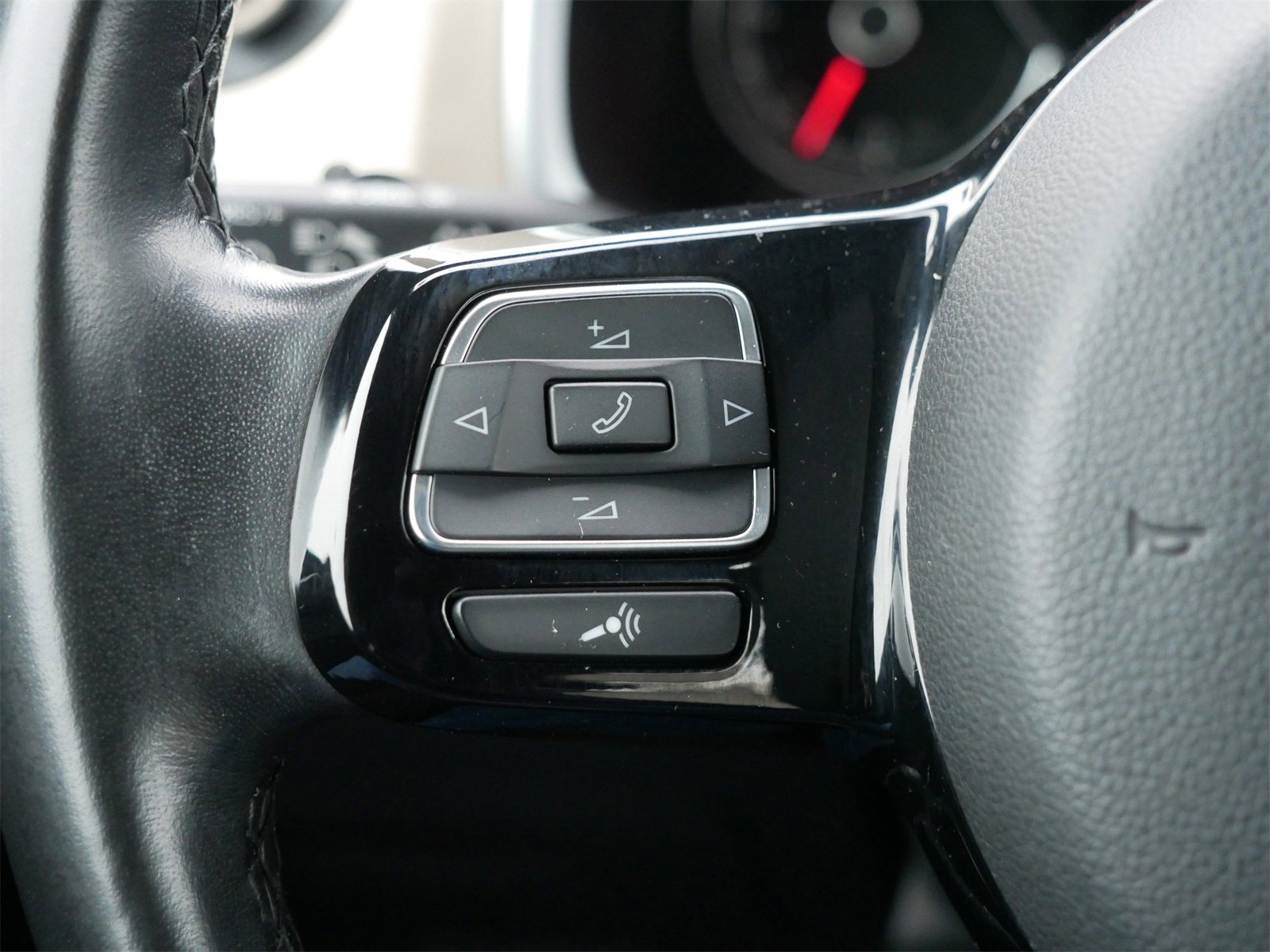 Used 2019 Volkswagen Beetle 2.0T SE image 30