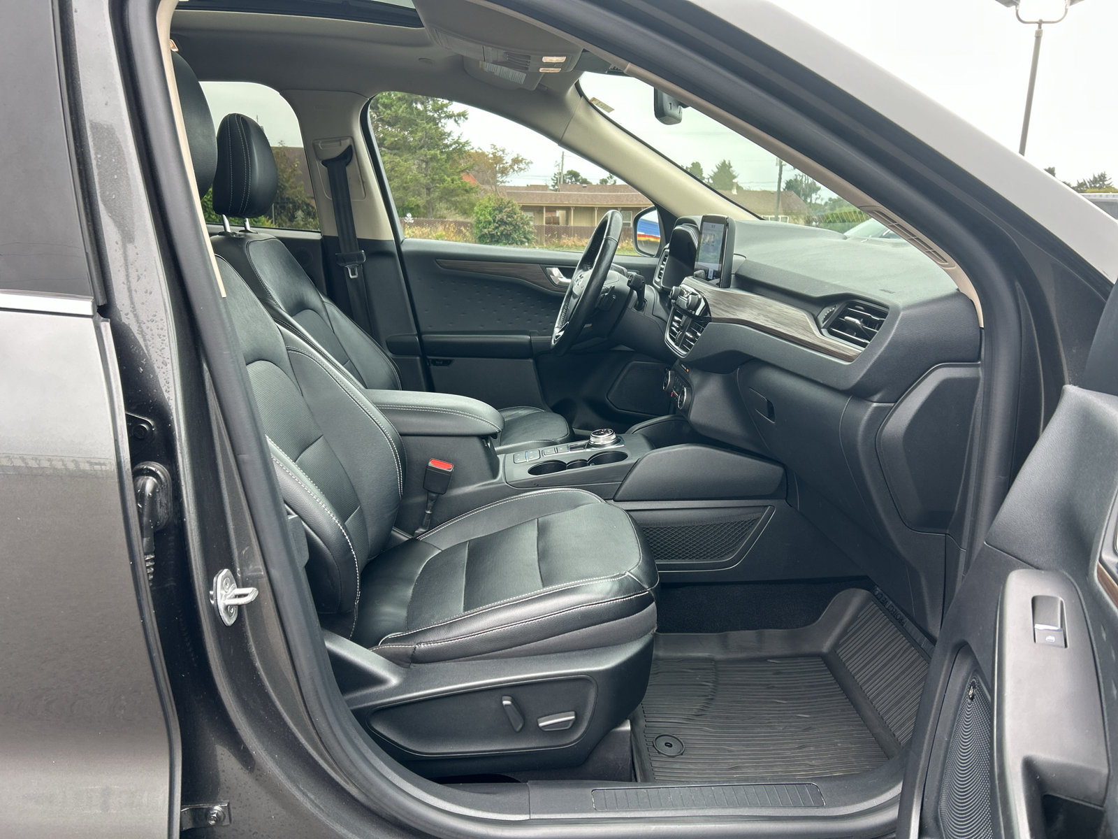 Certified 2020 Ford Escape Titanium AWD/4WD image 30