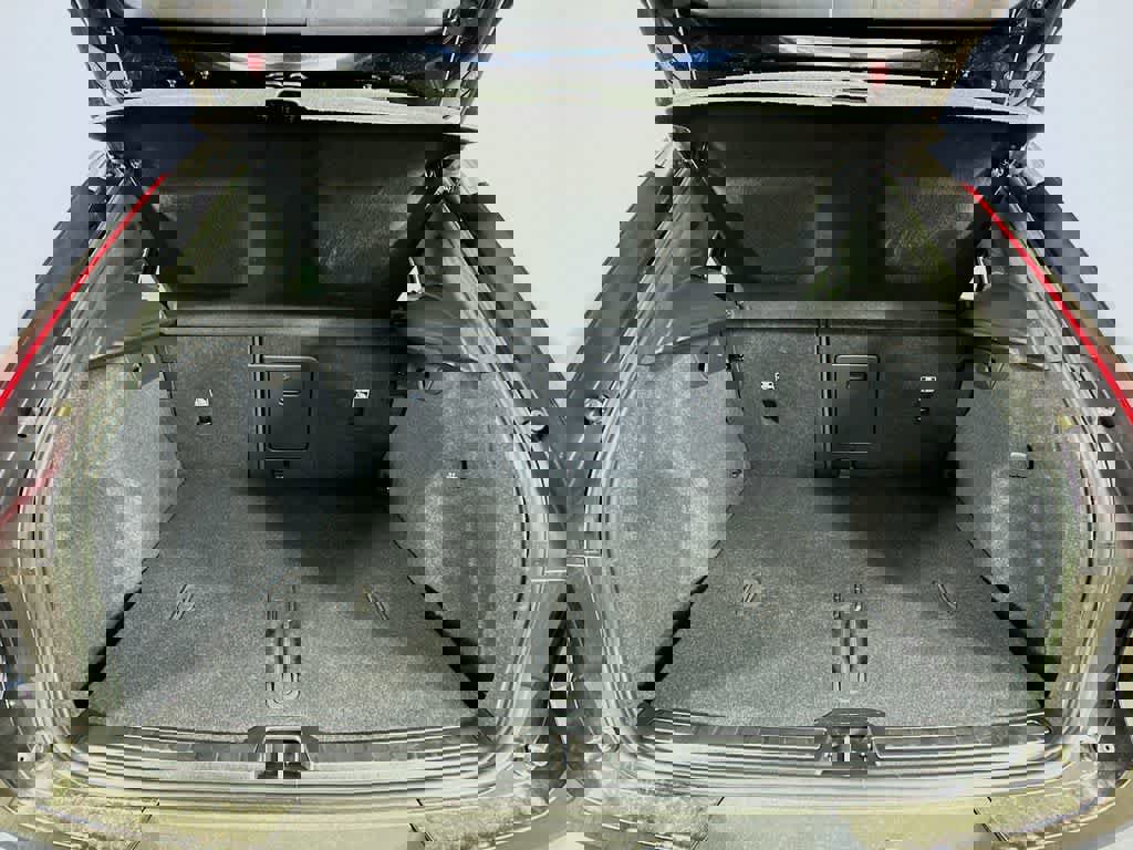 Used 2023 Volvo XC40 B5 Plus image 23