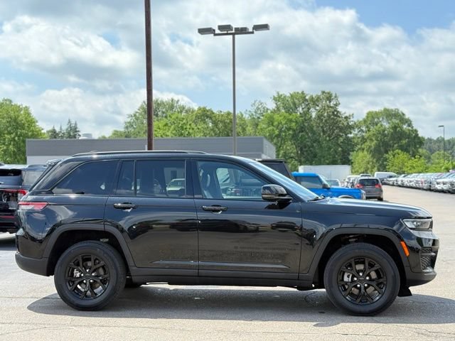Used 2025 Jeep Grand Cherokee Altitude AWD/4WD image 42