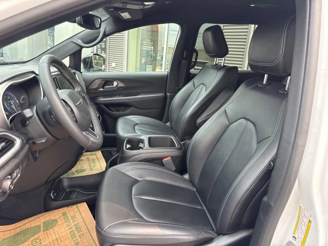 Used 2025 Chrysler Pacifica Select FWD image 16