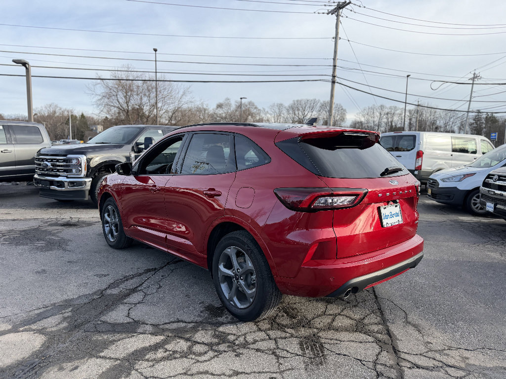 Certified 2023 Ford Escape ST-Line w/ Tech Pack #1 AWD/4WD image 3