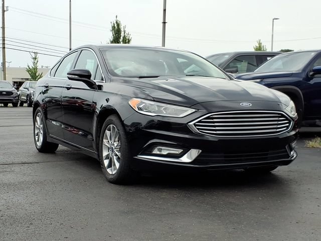 Certified 2017 Ford Fusion SE w/ Fusion SE Technology Package FWD image 3