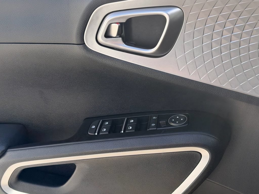 Used 2025 Kia Soul LX w/ LX Technology Package FWD image 27