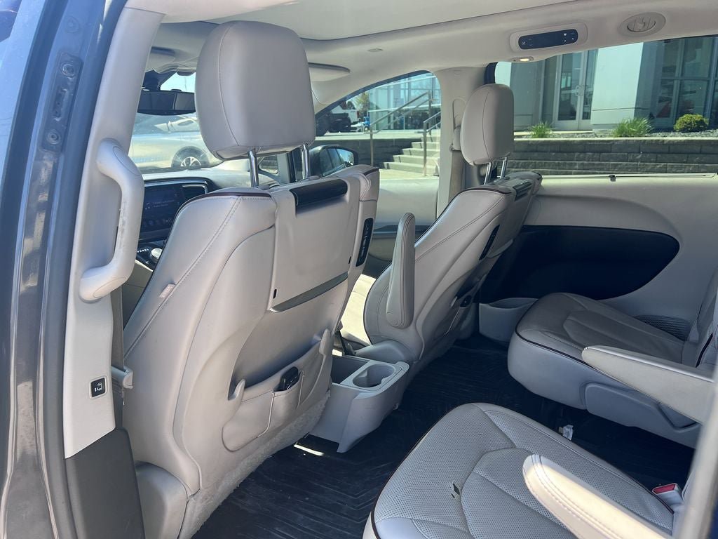 Used 2017 Chrysler Pacifica Limited w/ UConnect Theater Package FWD image 12