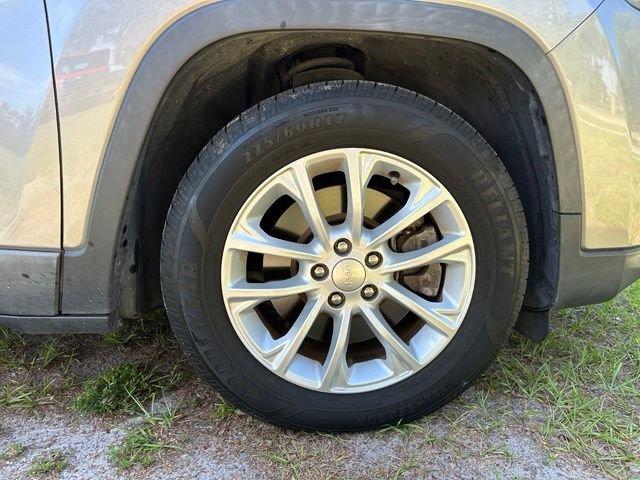 Used 2020 Jeep Cherokee Latitude FWD image 25