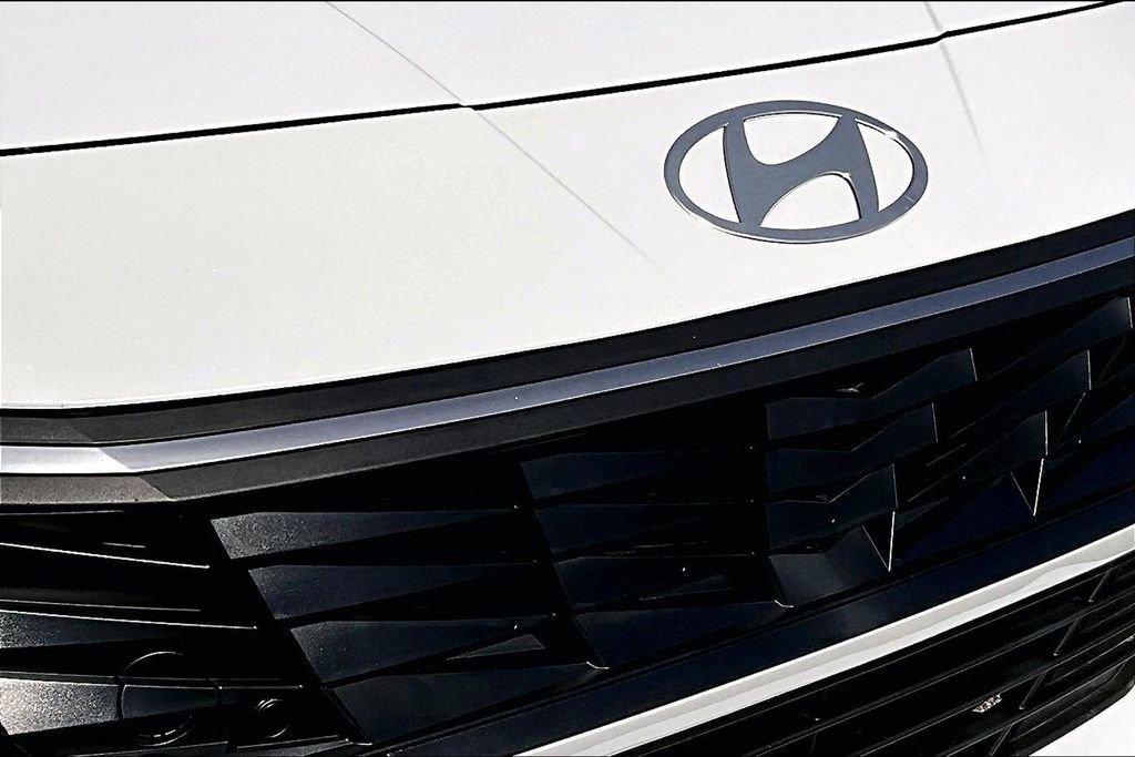 Used 2024 Hyundai Elantra SE image 28