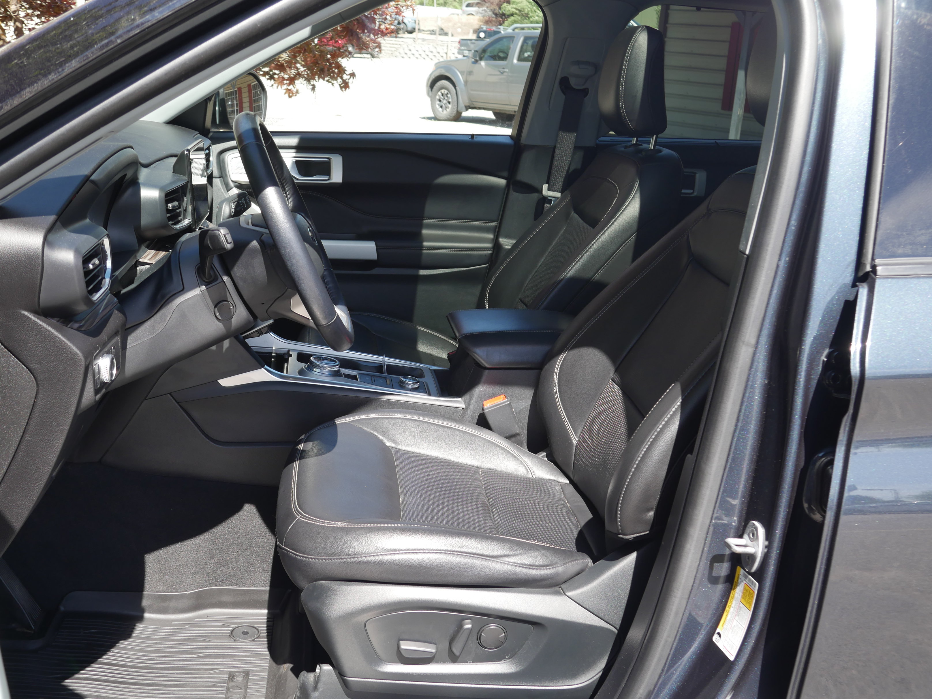 Certified 2022 Ford Explorer Limited AWD/4WD image 3