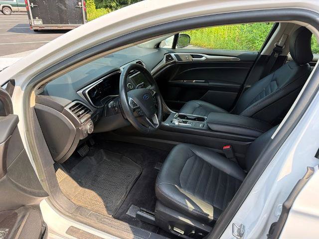 Certified 2017 Ford Fusion SE w/ Fusion SE Technology Package FWD image 19