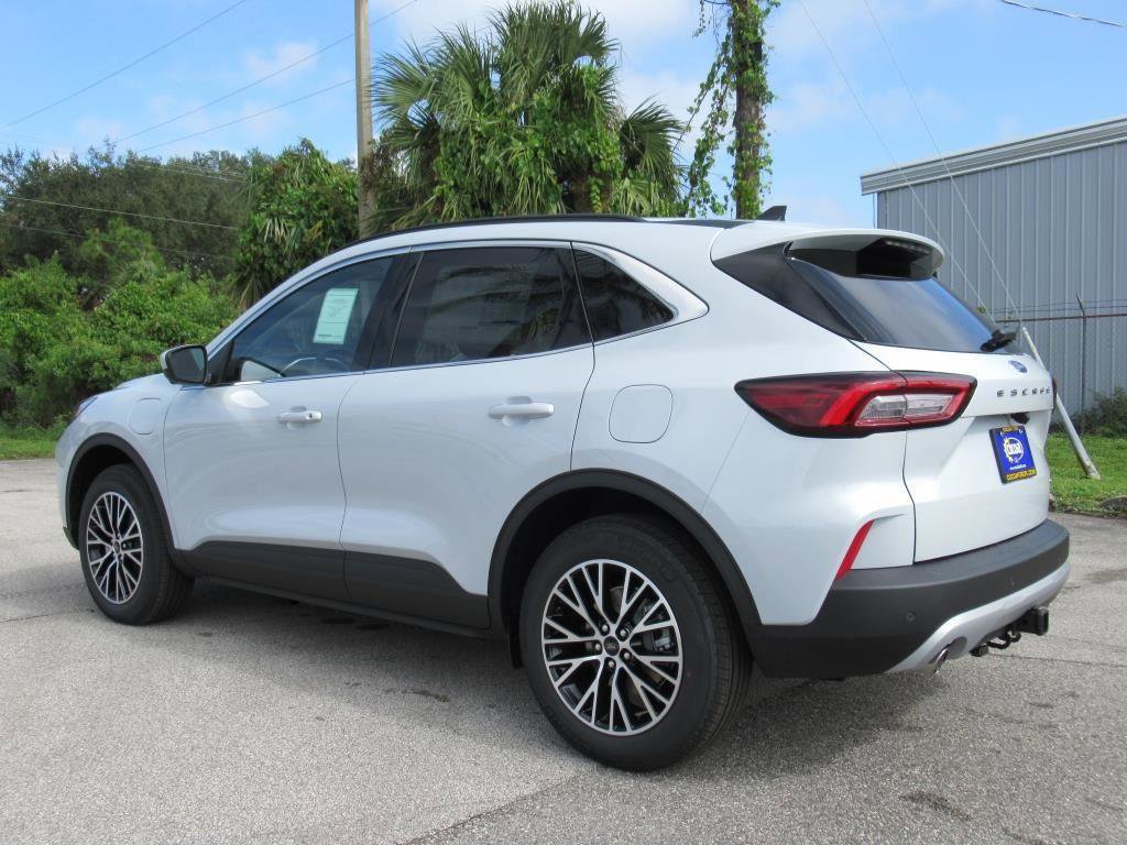 Certified 2025 Ford Escape SE w/ PHEV Premium Package image 4