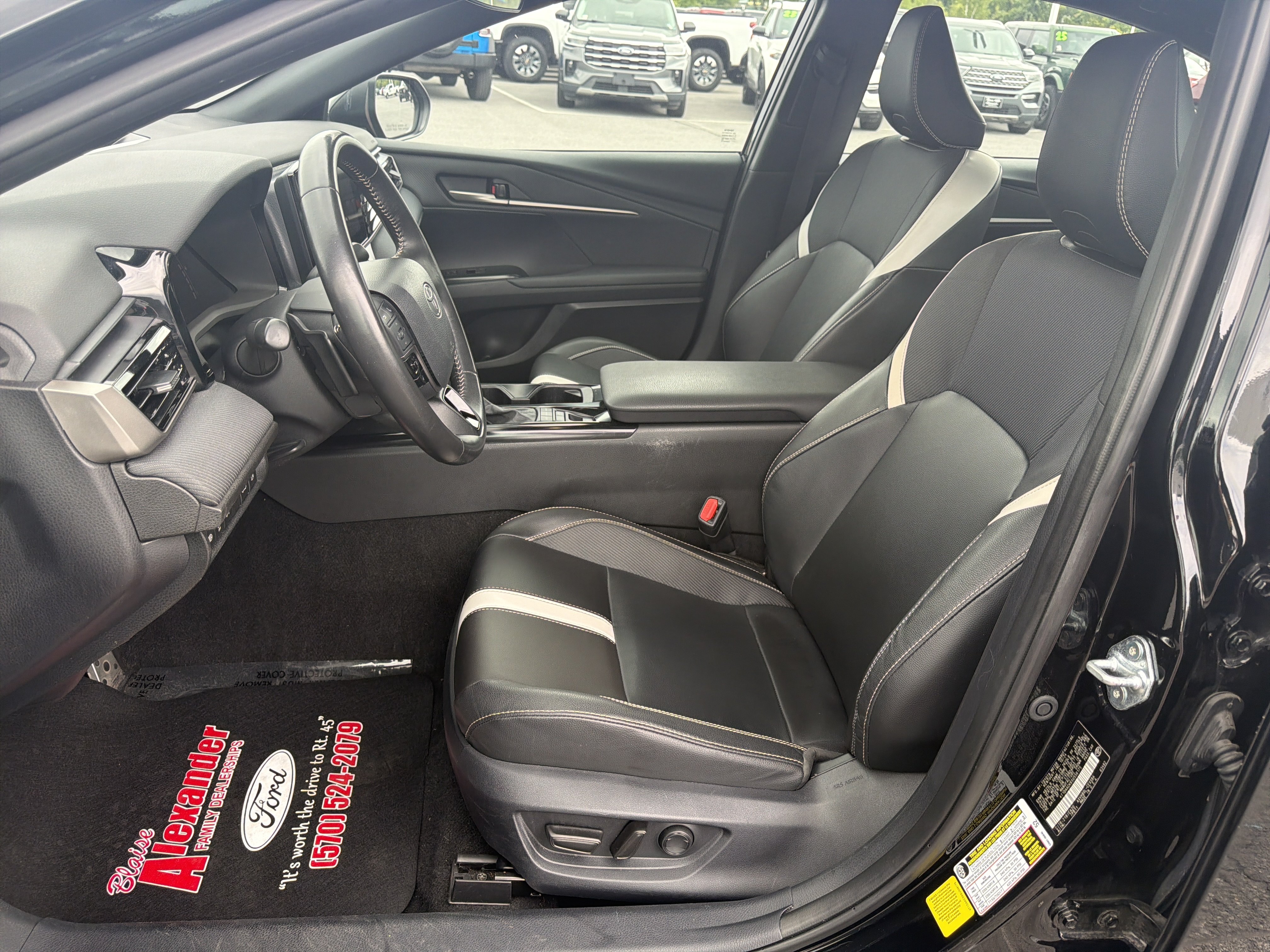 Used 2025 Toyota Camry SE FWD image 12