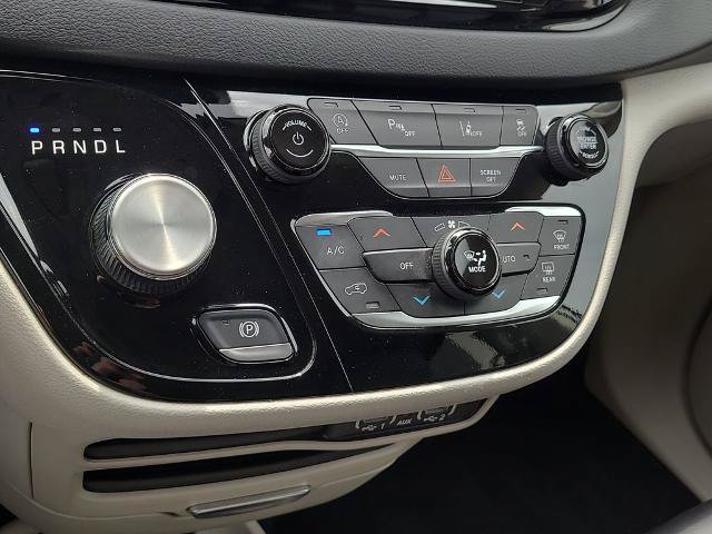 Used 2023 Chrysler Pacifica Touring-L FWD image 24
