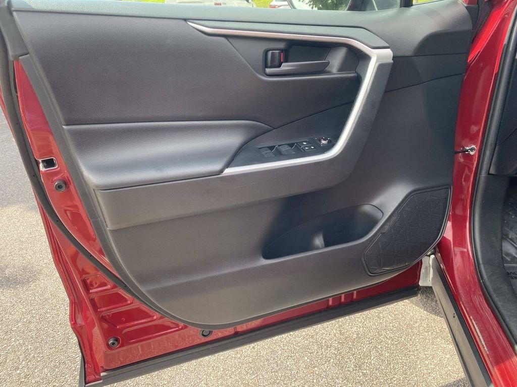 Used 2021 Toyota RAV4 LE FWD image 16