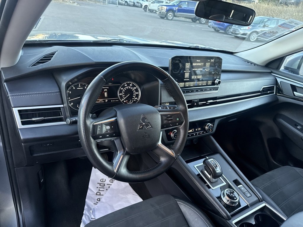 Used 2024 Mitsubishi Outlander SE image 13