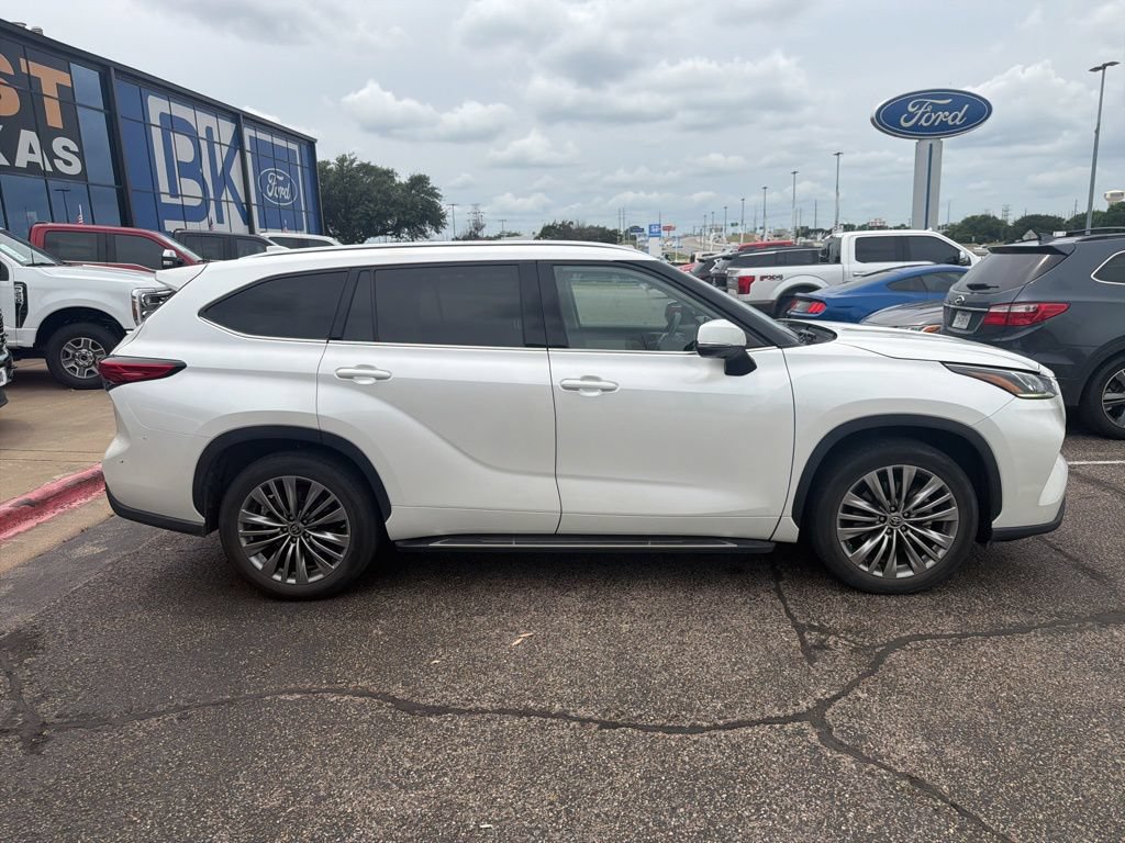 Used 2021 Toyota Highlander Platinum FWD image 4