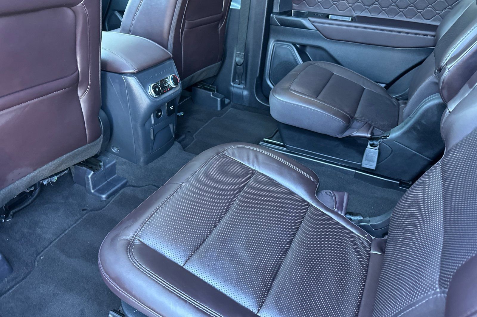 Certified 2025 Ford Explorer Platinum w/ LUX Leather Package AWD/4WD image 14