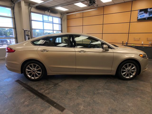 Certified 2017 Ford Fusion SE w/ Fusion SE Technology Package FWD image 8