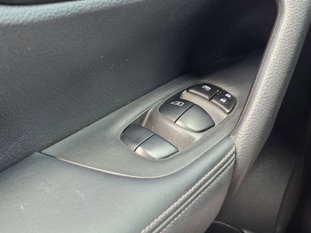 Used 2019 Nissan Rogue SV FWD image 15