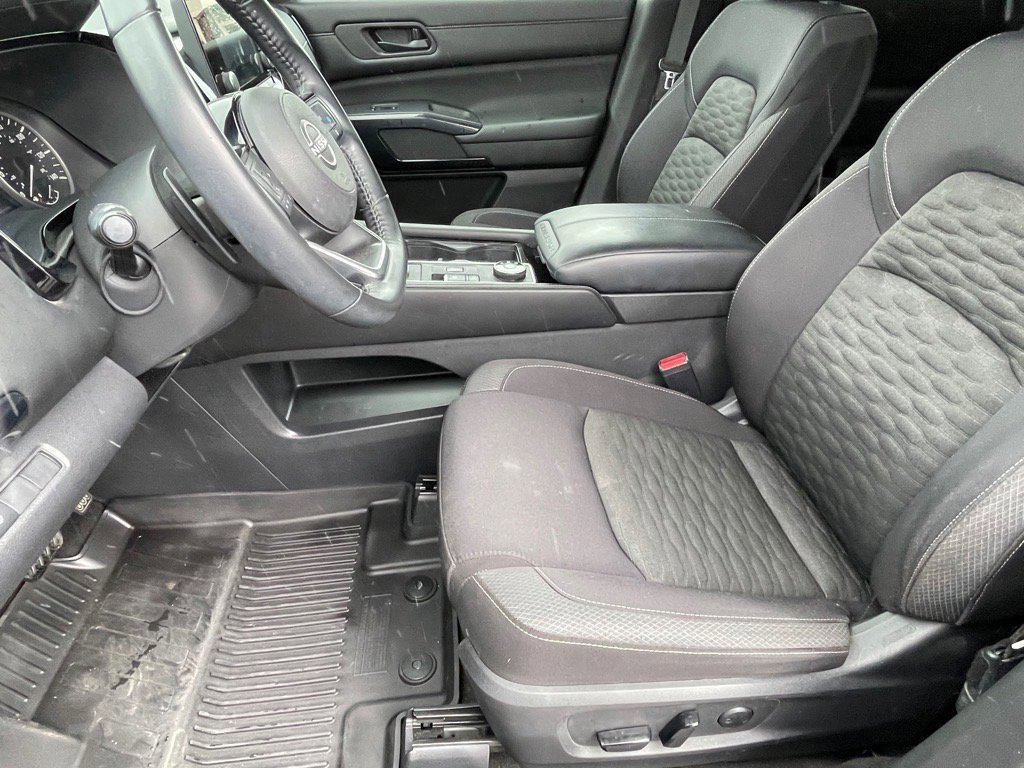Used 2023 Nissan Pathfinder SV image 16