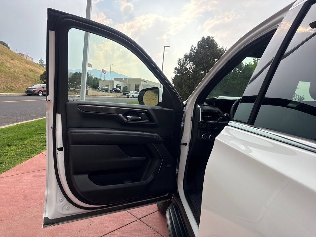 Used 2025 GMC Yukon XL Elevation AWD/4WD image 12