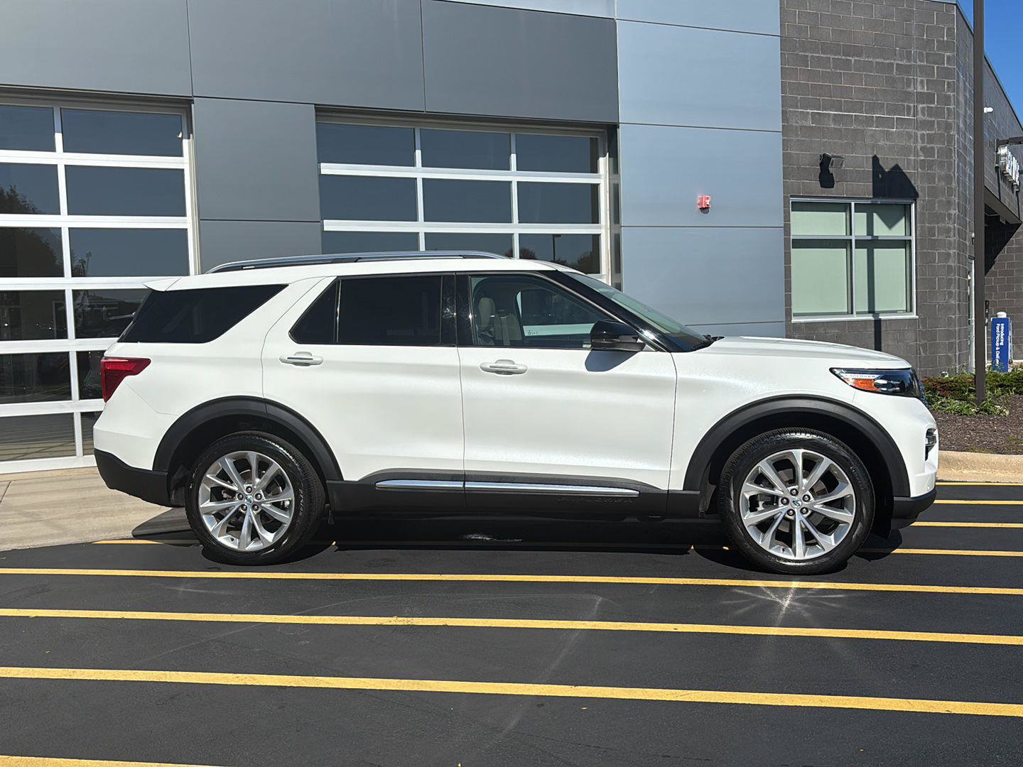 Certified 2023 Ford Explorer Platinum w/ Technology Package AWD/4WD image 5
