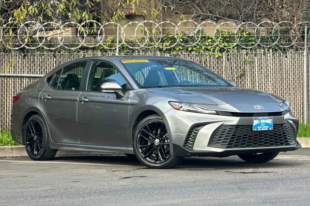 Used 2025 Toyota Camry SE image 2