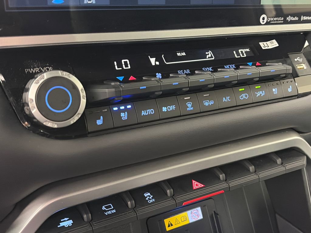 Used 2024 Toyota Sequoia Platinum AWD/4WD image 18