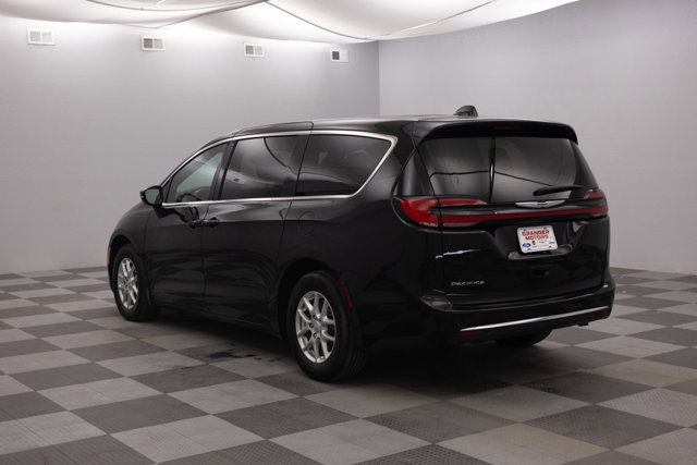Used 2025 Chrysler Pacifica Select FWD image 8