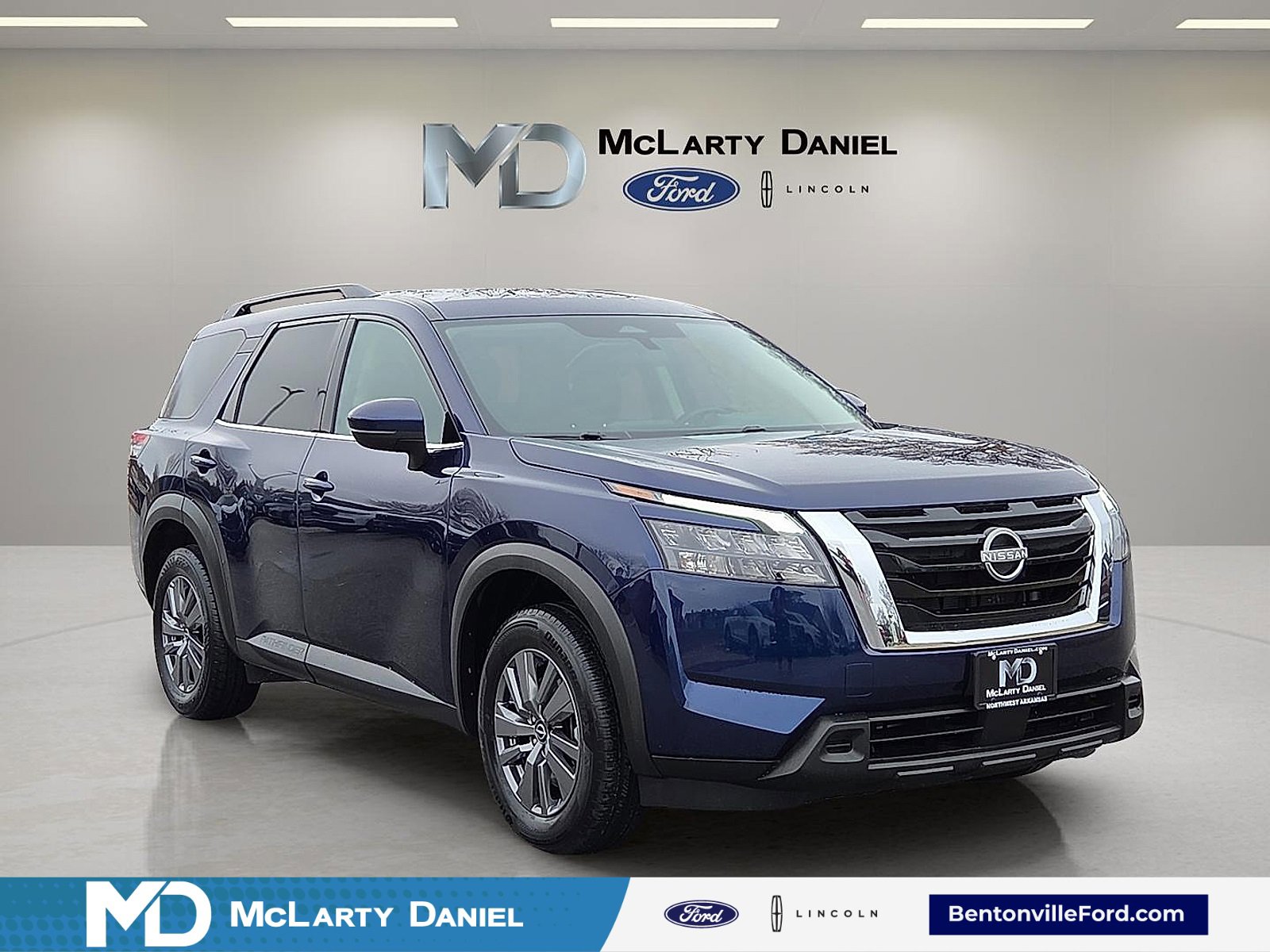 Used 2025 Nissan Pathfinder SV image 1