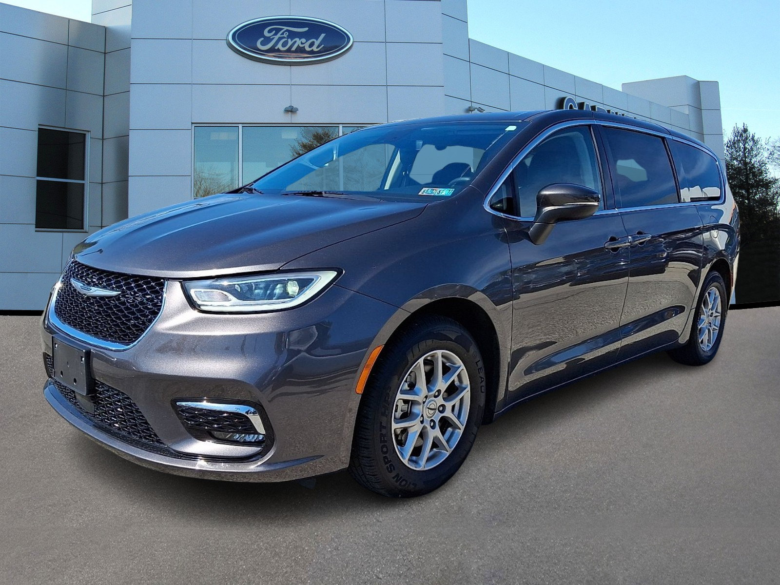 Used 2023 Chrysler Pacifica Touring-L FWD image 4